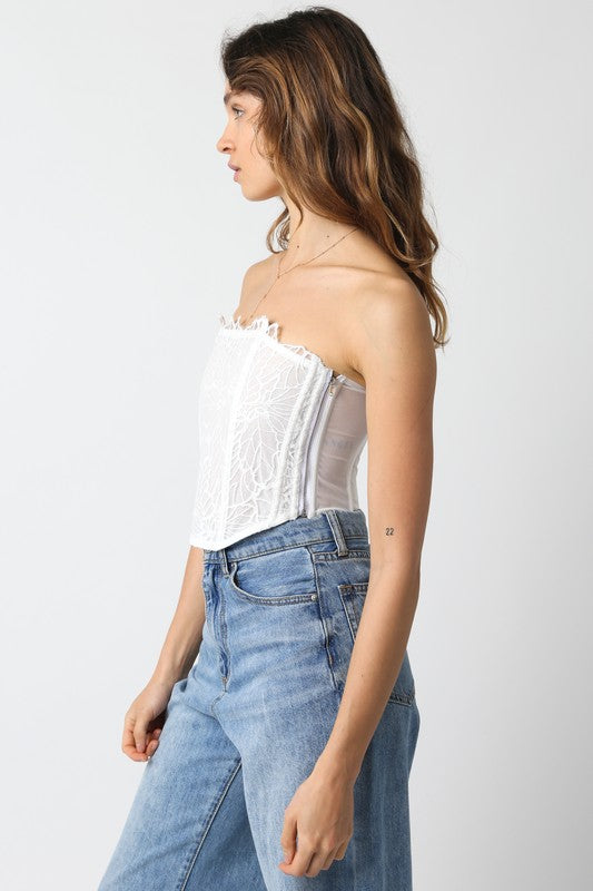 side of the model wearing White Zara Top and denim jeans