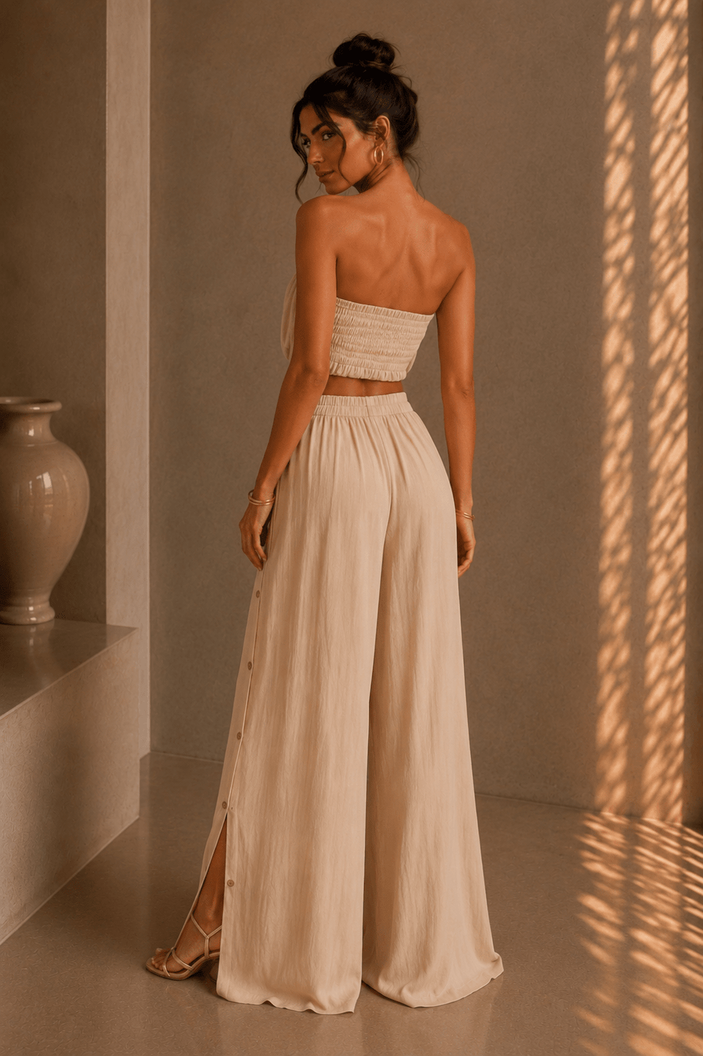 High elasticized waist and wide cut legs on beige pants