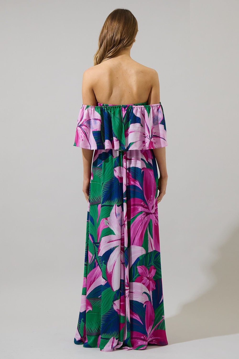 Elongated maxi silhouette in a purple tropical floral print