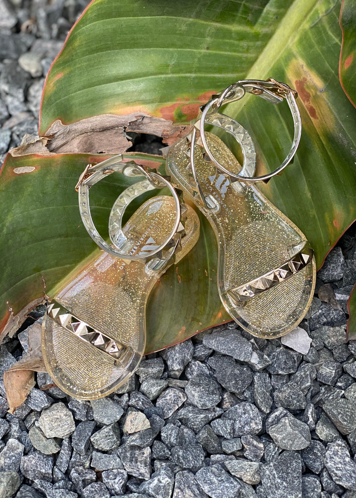 Aria Kids gold jelly sandals with a thin strap across the toes and a thin ankle strap. Shoes for beach and pool days. wear this shoes with a casual chic look