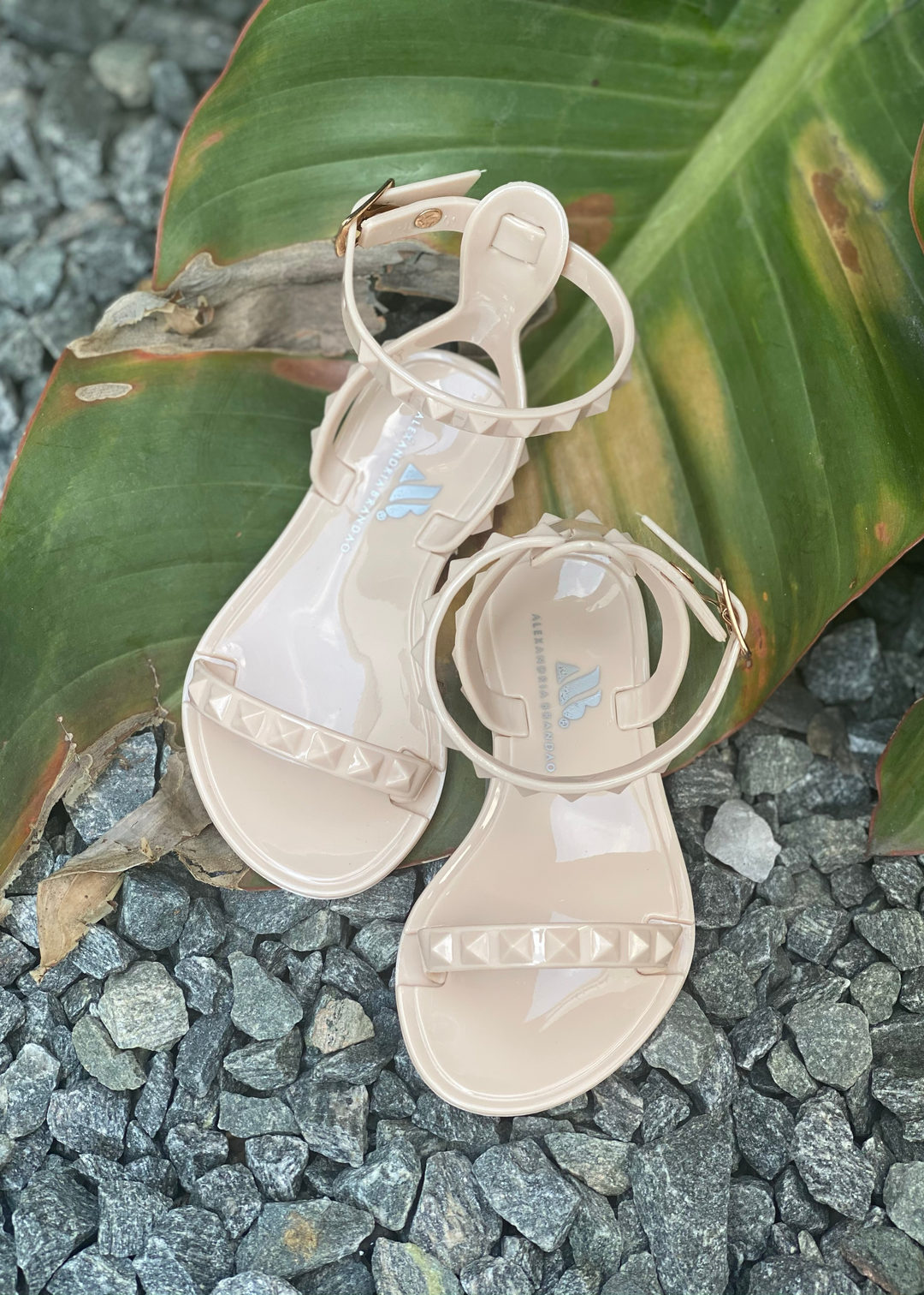 Aria Kids nude jelly sandal with a thin strap across the toes and a thin strap around the ankle perfect for beach and pool days. you can wear them with casual wear with a chic look